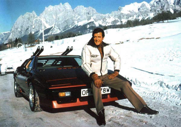 Roger Moore op de Lotus Esprit Turbo Roger Moore op de Lotus Esprit Turbo