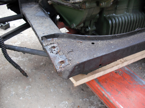 Het Austin subframe is niet meer bruikbaar: krom!