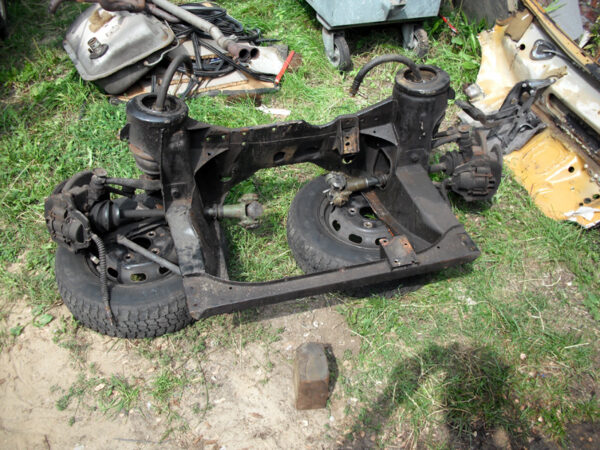 Het Austin voorsubframe waar ik nog onderdelen af moet schroeven.