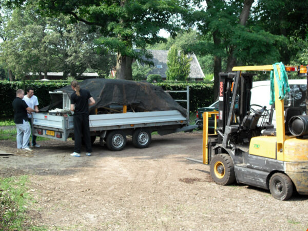 De Austin carrosserie wordt als oud ijzer afgevoerd...