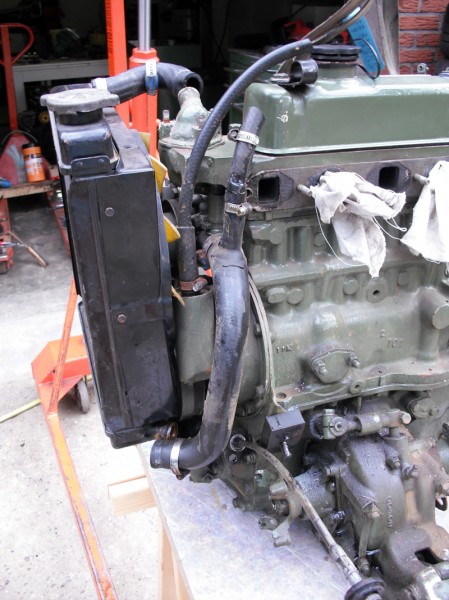 ... waardoor de radiator verder naar buiten staat dan bij de Morris motor.