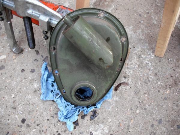 De 'timing-chain cover' van de Austin. Met carterontluchting.