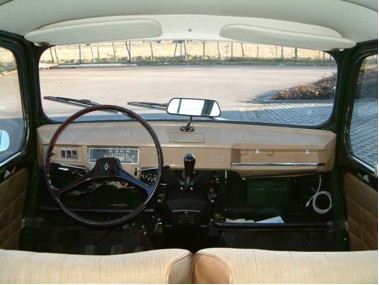 Renault 4 dashboard Die staande binnenspiegel vonden we altijd tres DS!