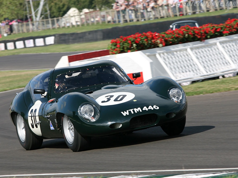 Chris Harris rijdt HARD in een Lister Jaguar Coupé Chris Harris rijdt HARD in een Lister Jaguar Coupé